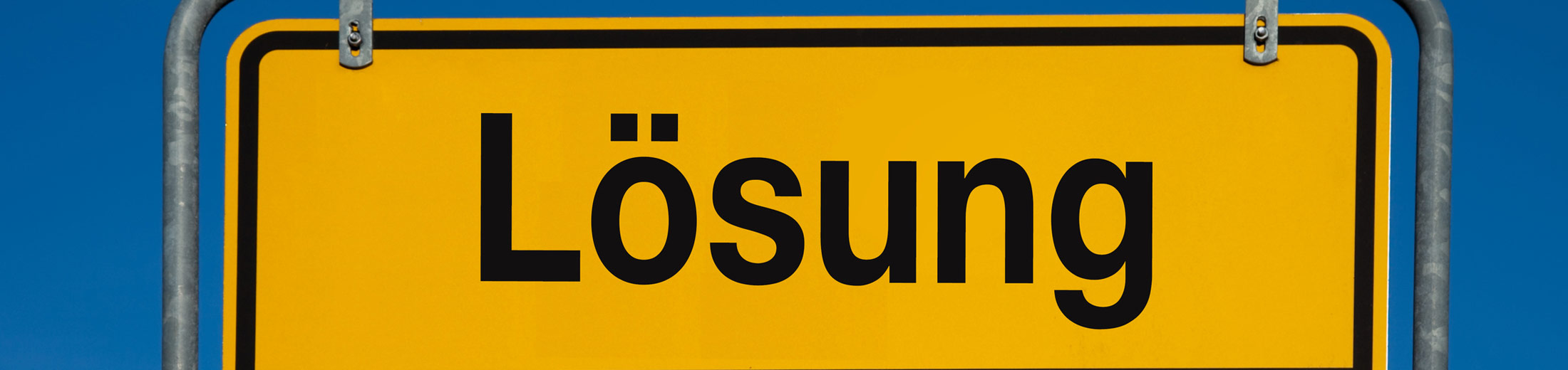 Dieses Bild zeigt ein Ortsschild mit dem Schriftzug Lösung