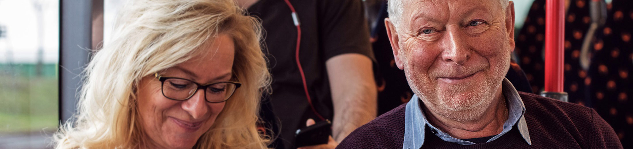 Dieses Bild zeigt zwei erwachsene Fahrgäste in einem Bus