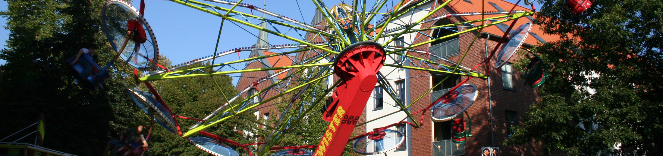 Dieses Bild zeigt ein Fahrgeschäft in Betrieb